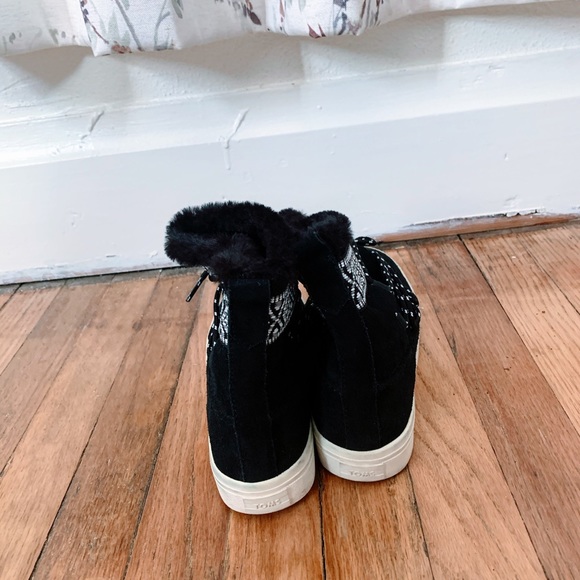 Tom’s fur lined snow boots - Picture 3 of 3